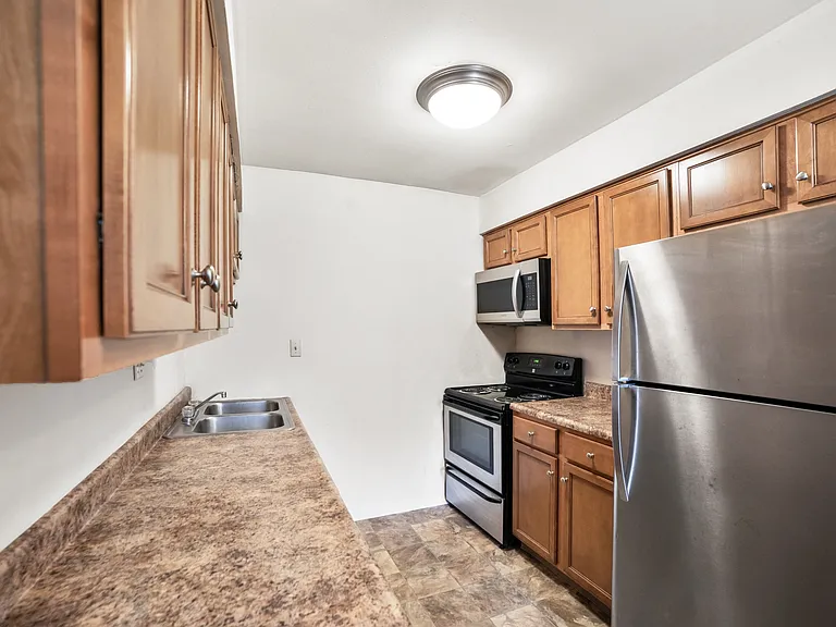 Somerset Apartments — Photo 2