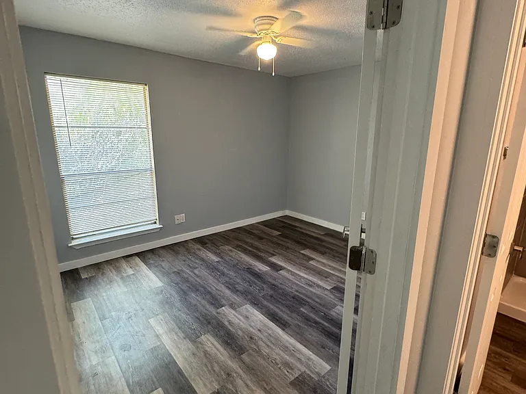 1104 NE 9th St #204 — Photo 4