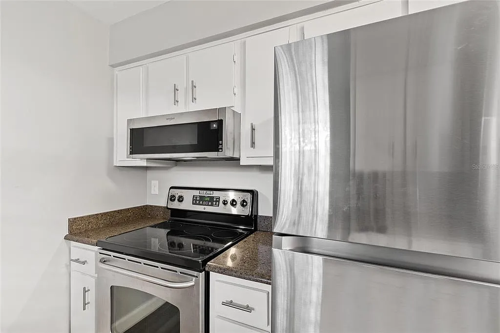 2 bed, 2.0 bath, 934 sqft, $1,649 — Photo 3