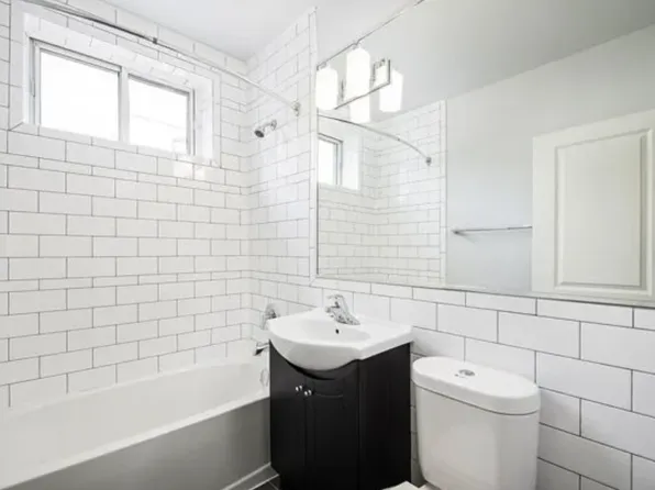 55 42nd St #402, Toronto, ON M8W 3P3