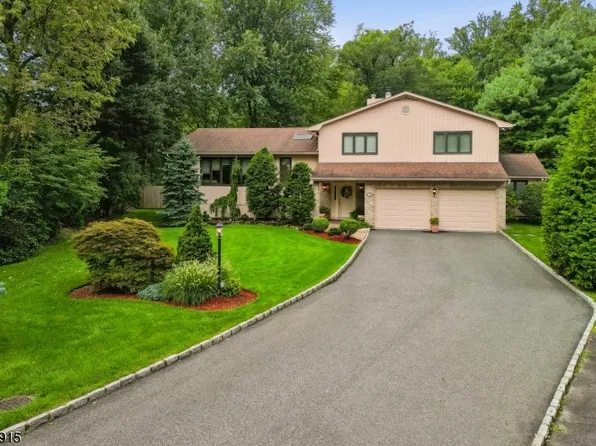 50 Oak Dr, Roseland Boro, NJ 07068