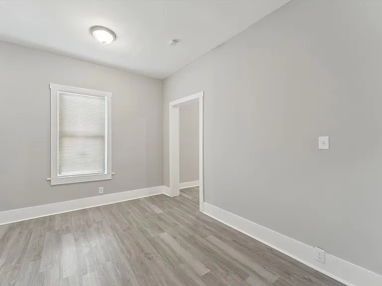 1020 W 37th St — Photo 10
