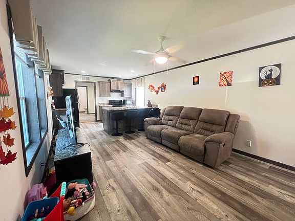 3rd image of 517 Begonia Ln