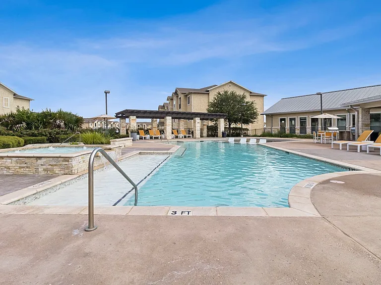 Silverado Apartments — Photo 9