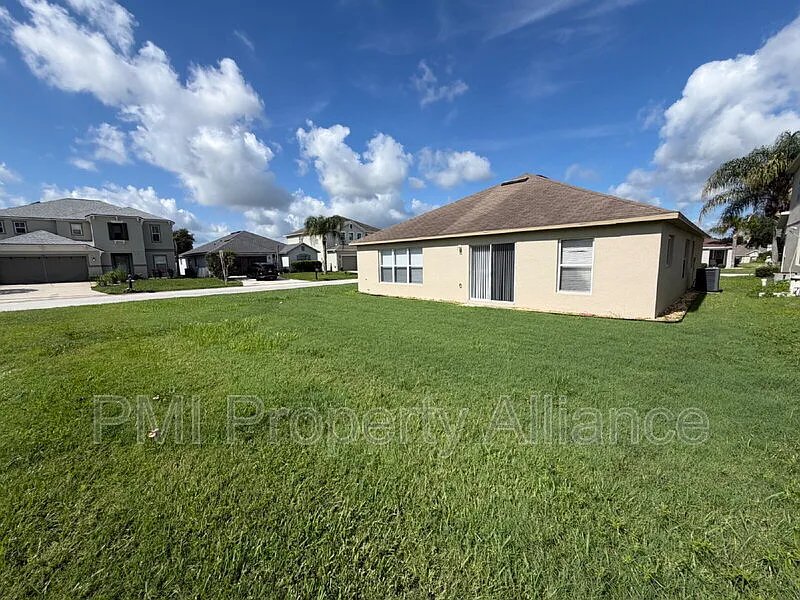 3 bed, 2.0 bath, 1896 sqft, $1,998 — Photo 4