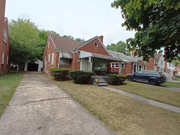 15421 Stout St — Photo 3