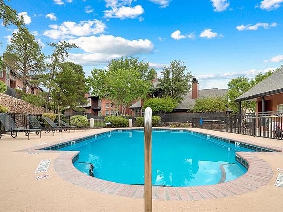 4th image of 40 Stratford Hall Cir
