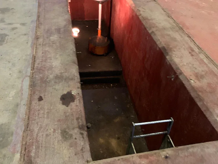 Professional type pit in shop