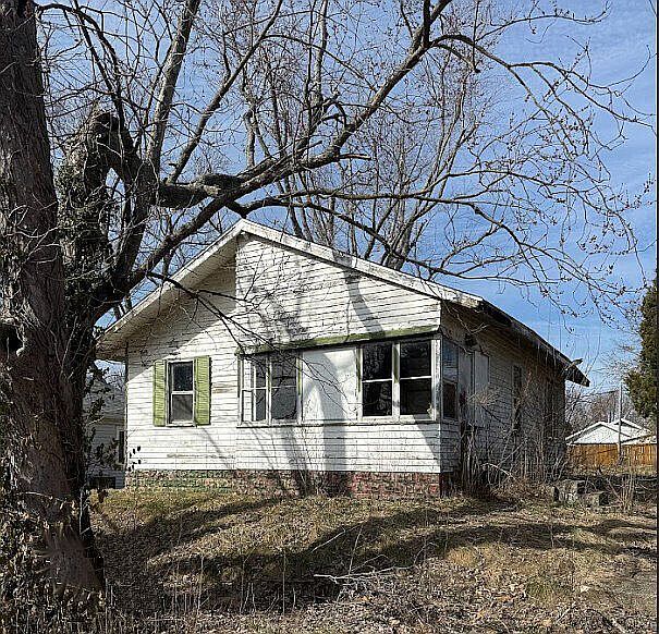 1st image of 812 W 3rd St