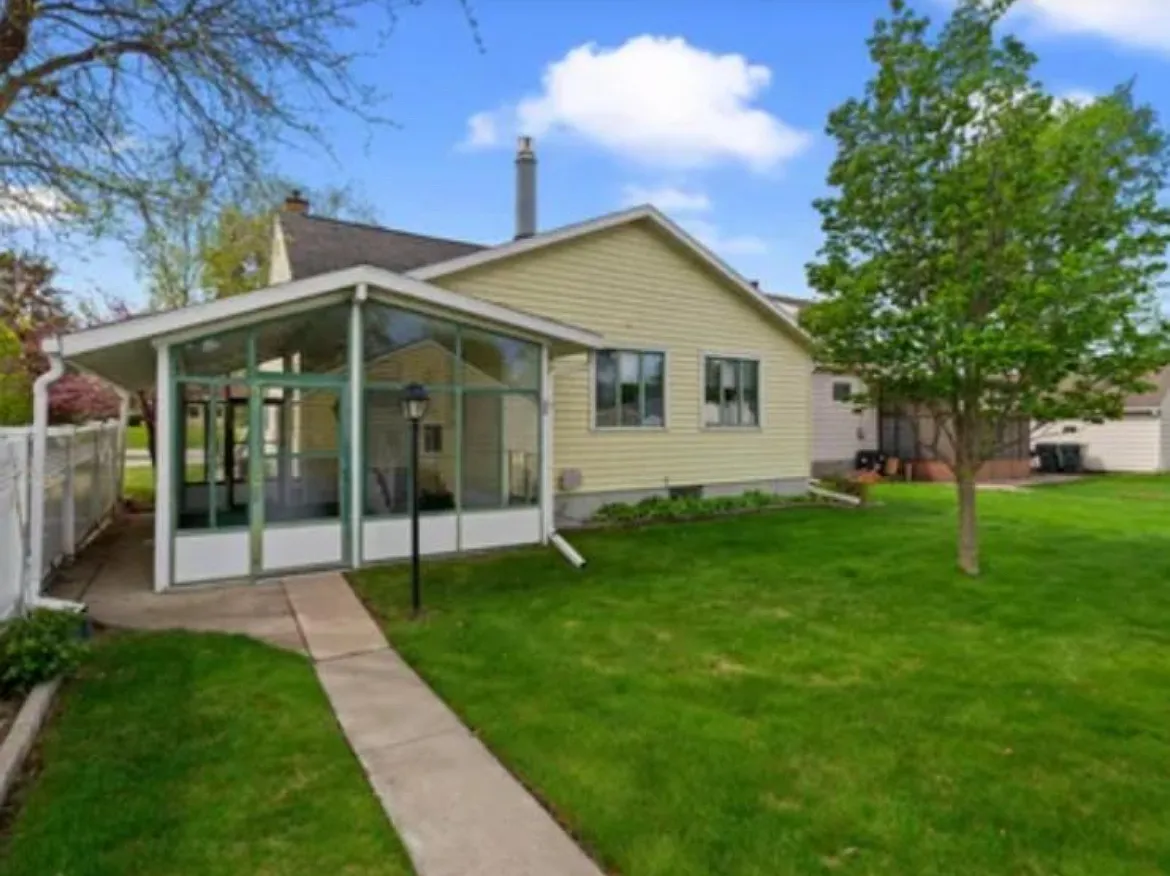 4 bed, 3.5 bath, 1744 sqft, $2,400 — Photo 3