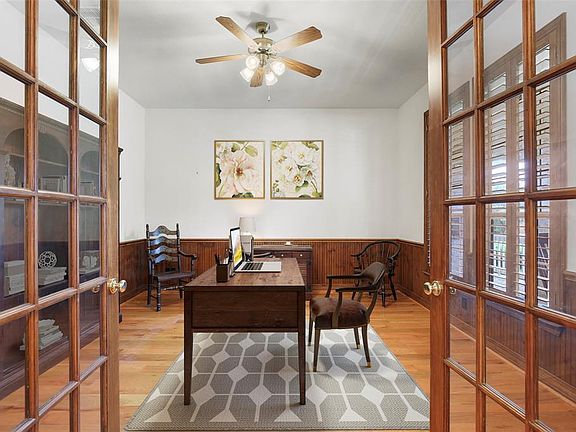 5th image of 2621 Queen Elaine Dr