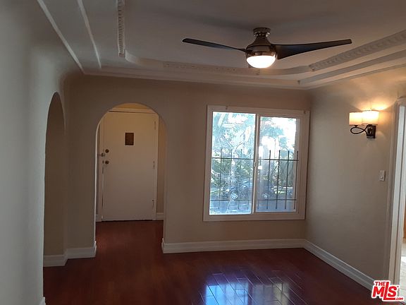 4th image of 910 S Wooster St