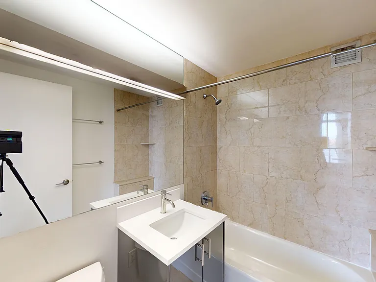 10 Hanover Square — Photo 140