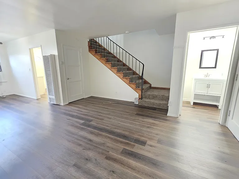 559 W Flora St #14 — Photo 4