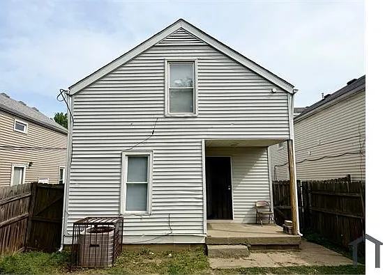 1904 W Madison St — Photo 1