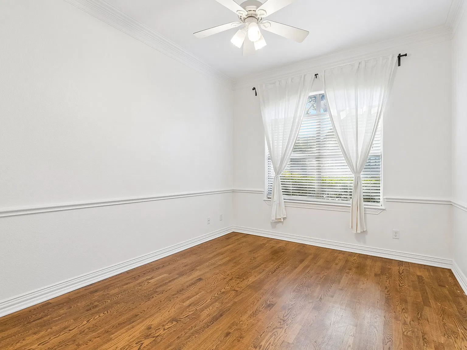 3 bed, 2.5 bath, 2360 sqft, $4,500 — Photo 3