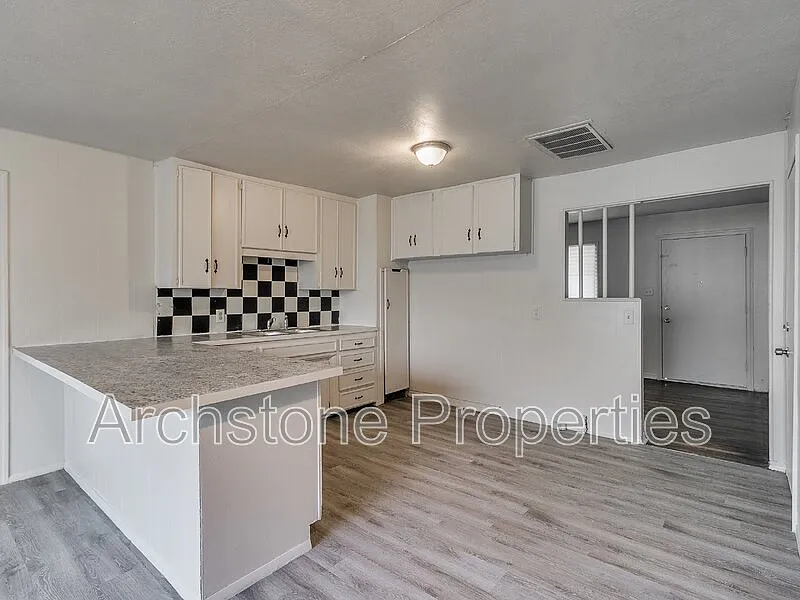 3 bed, 1.0 bath, 1075 sqft, $975 — Photo 4