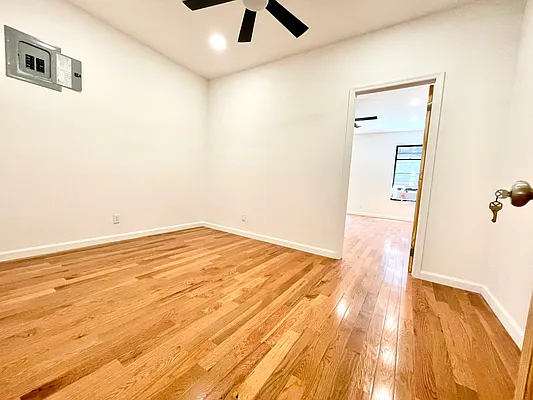 Rented by Safdie Realty Group | media 16