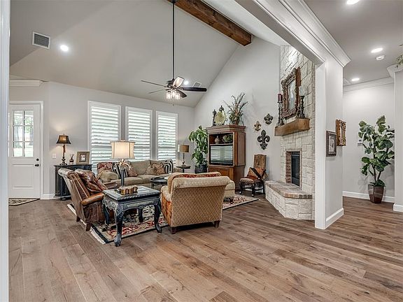 4th image of 1055 Lucas Way