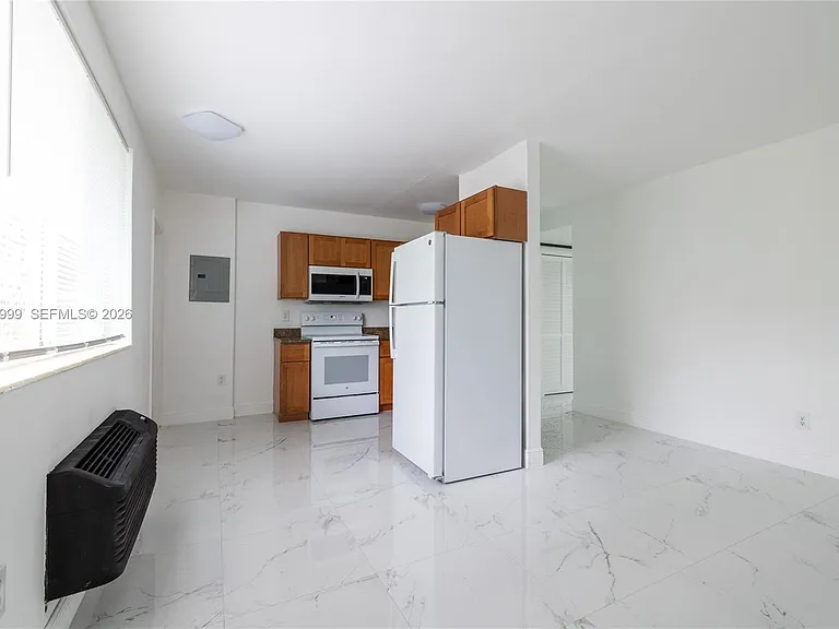 979 SW 10th St #4 — Photo 5