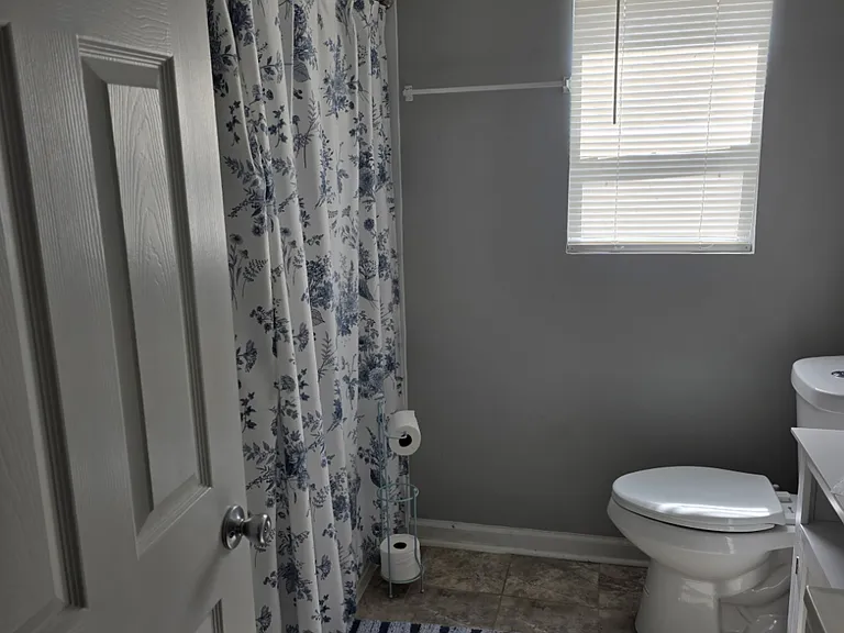 1421 W Horah St — Photo 5