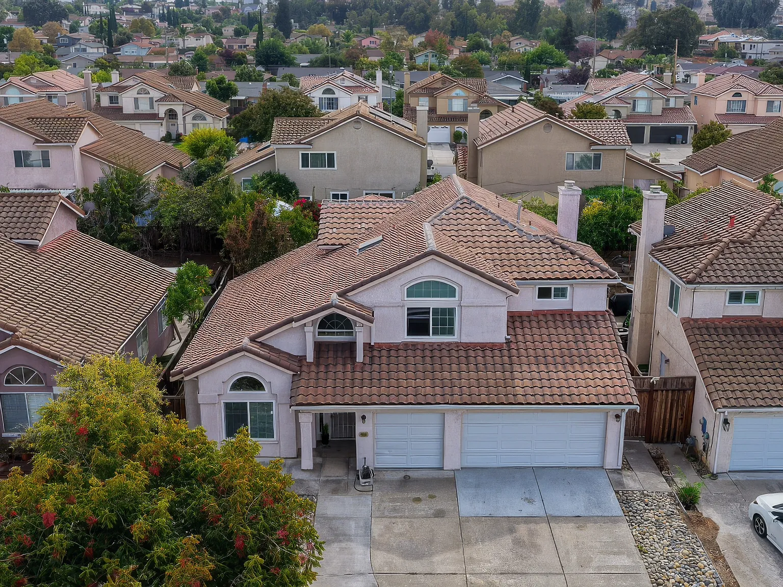 4 bed, 2300 sqft, $5,450 — Photo 2