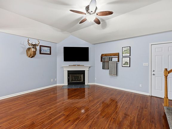 5th image of 228 Colony Blvd