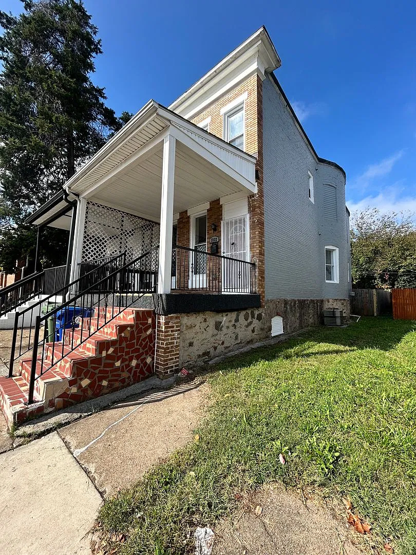 Baltimore - 2 bedrooms and 1 bath Available! — Photo 1