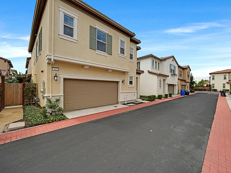 464 E Yarrow Pl — Photo 3