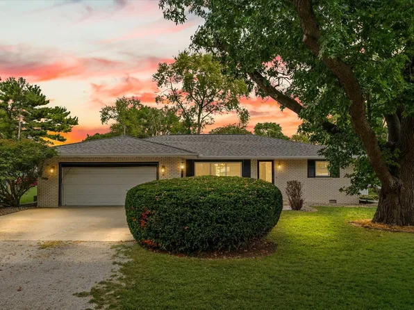 28 S Moery Dr, Bement, IL 61813