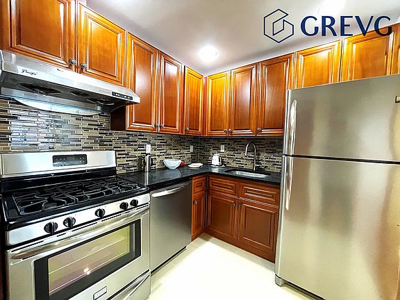 3rd image of 14469 Barclay Ave APT 7B