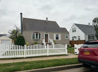 23 Jefferson St, Freeport, NY 11520