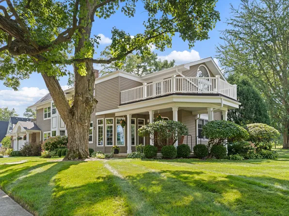390 Grandview Ave, Glen Ellyn, IL 60137