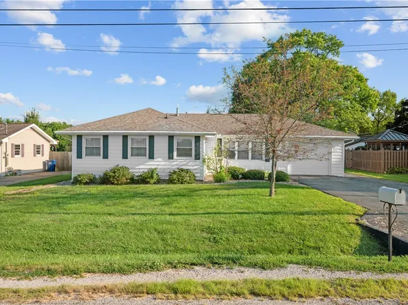702 E Blackburn St, Paris, IL 61944