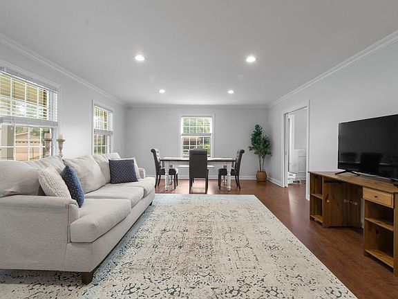 3rd image of 504 Lois Ct