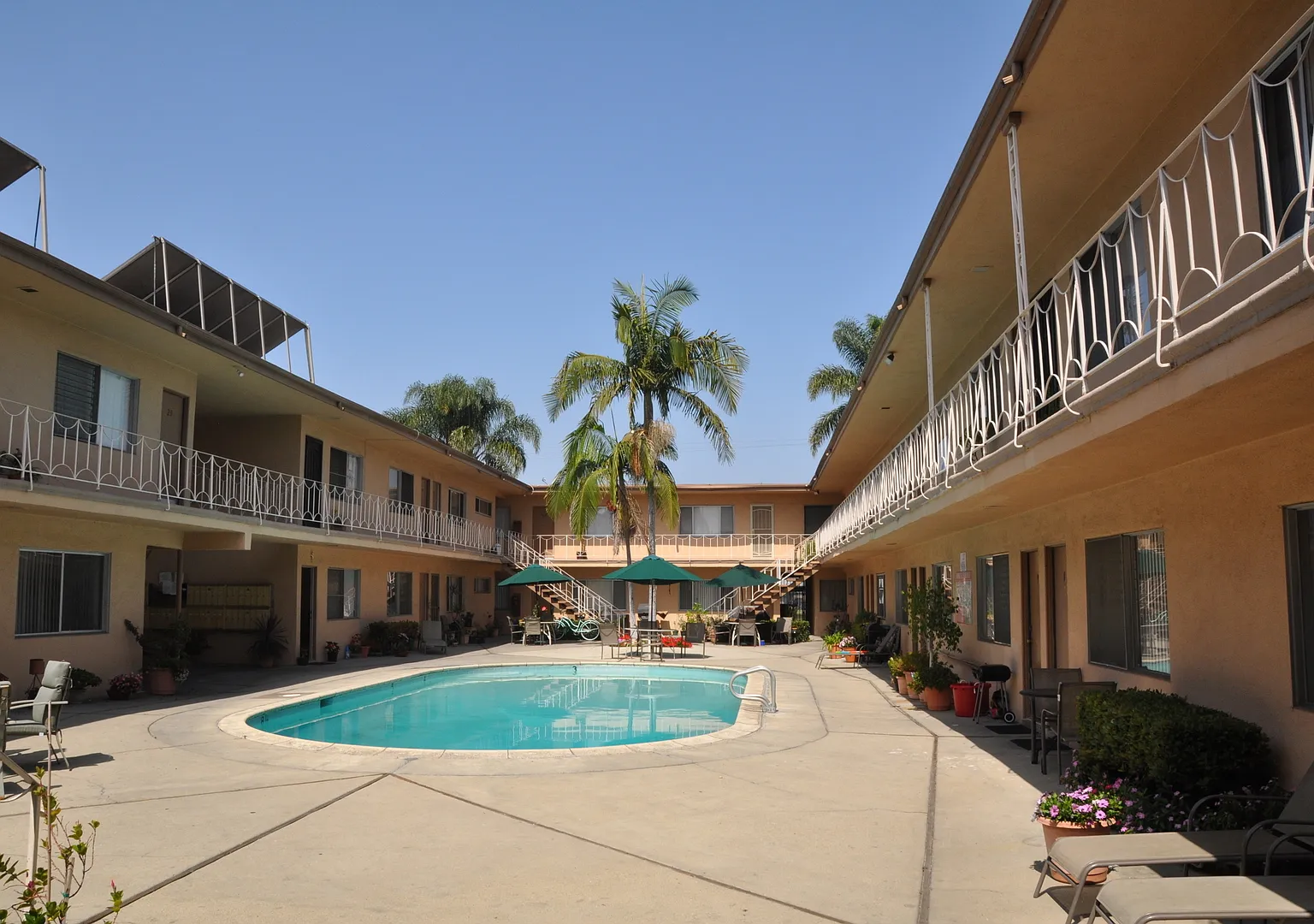Royal Palms Apartments — Photo 1