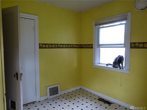 5th image of 1114 N Montgomery Ave