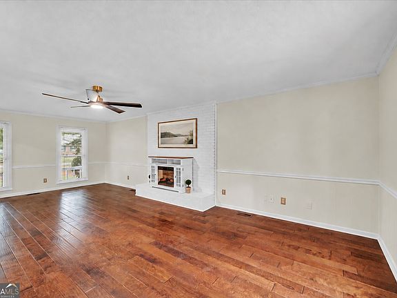 3rd image of 602 Holly Dr
