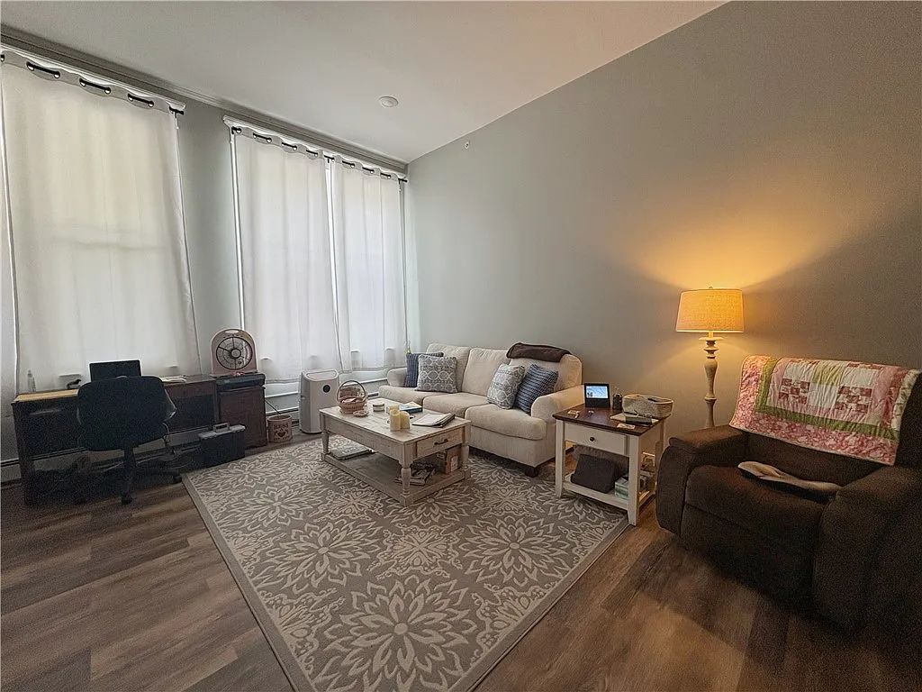 2 bed, 1.0 bath, 850 sqft, $1,550 — Photo 2