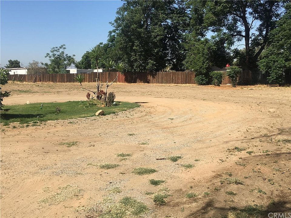 2nd image of 1077 E Rialto Ave