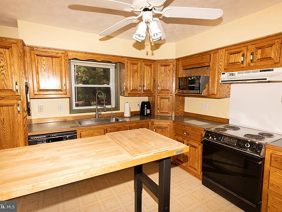 4th image of 933 Boyle Rd