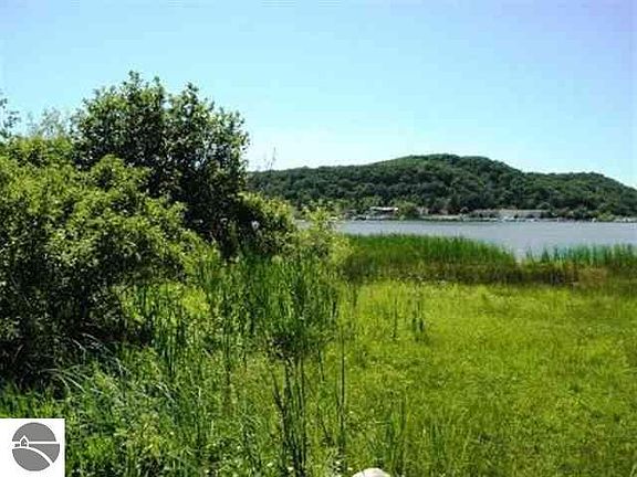 4th image of 8 Lake St