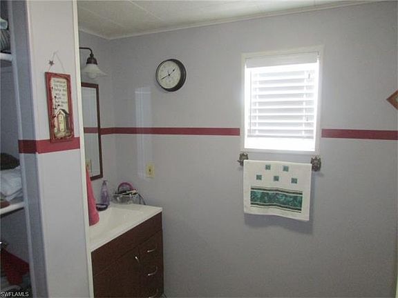 5th image of 227 Lantern Ln