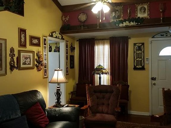 3rd image of 8210 Greenleaf Cir