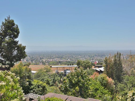 4th image of 15191 Camelot Dr