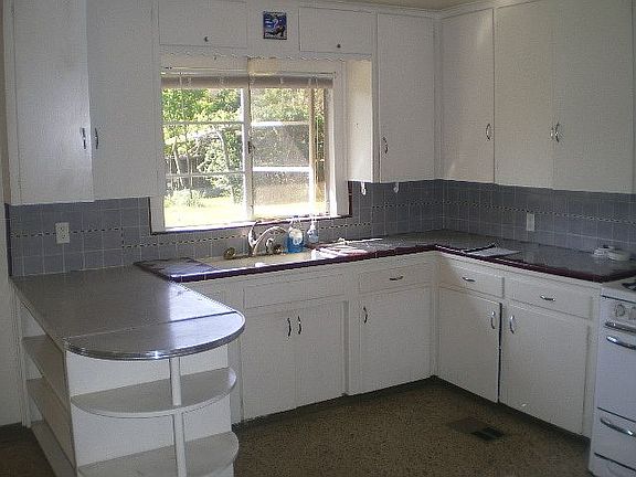 Kitchen - 5540 E. Pontiac Wa