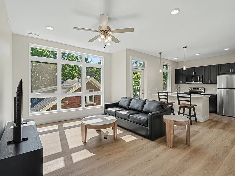 512 W Clark St — Photo 10