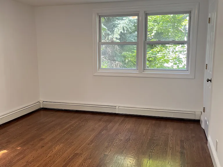 386 Lawton Ave — Photo 9