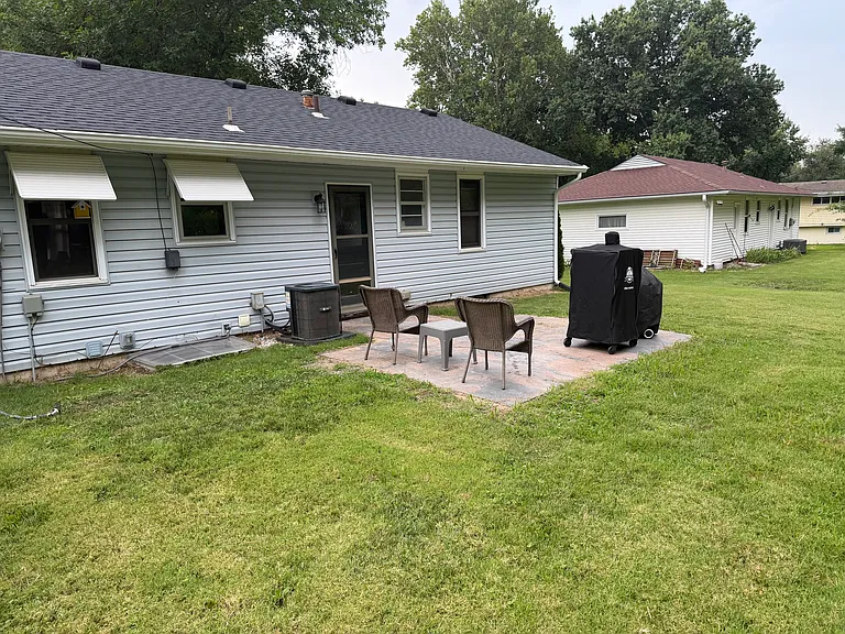 702 Lacy Ln — Photo 2
