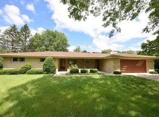 1448 W Larkspur Ln, River Hills, WI 53217